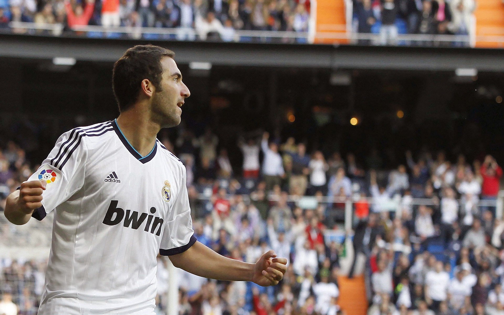 埃弗顿前场拼抢频繁打乱对方部署，埃弗顿中场